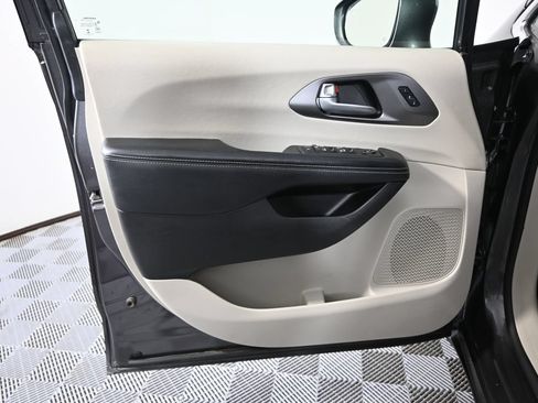 Used 2022 Chrysler Pacifica Touring-L FWD image 19