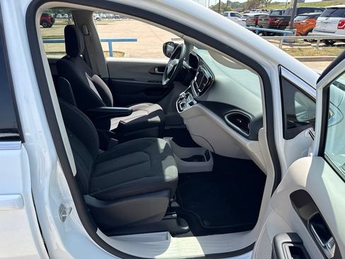 Used 2023 Chrysler Voyager LX FWD image 14