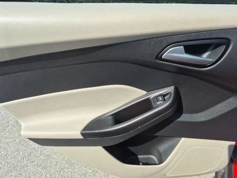 Used 2014 Ford Focus SE FWD image 12