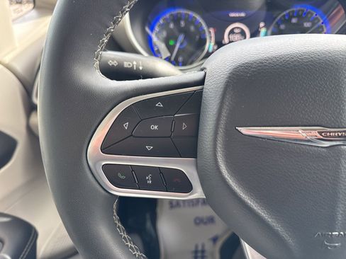 Used 2024 Chrysler Pacifica Touring-L image 26