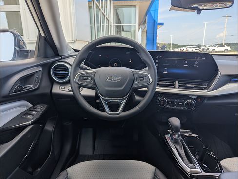 New 2026 Chevrolet Trax LT w/ Midnight Edition FWD image 3