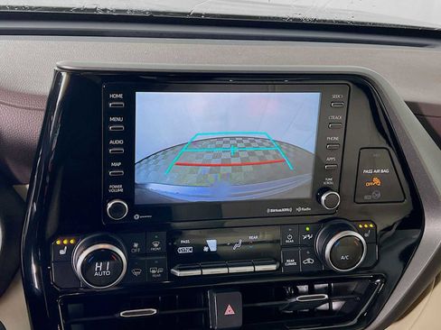 Used 2021 Toyota Highlander XLE image 14