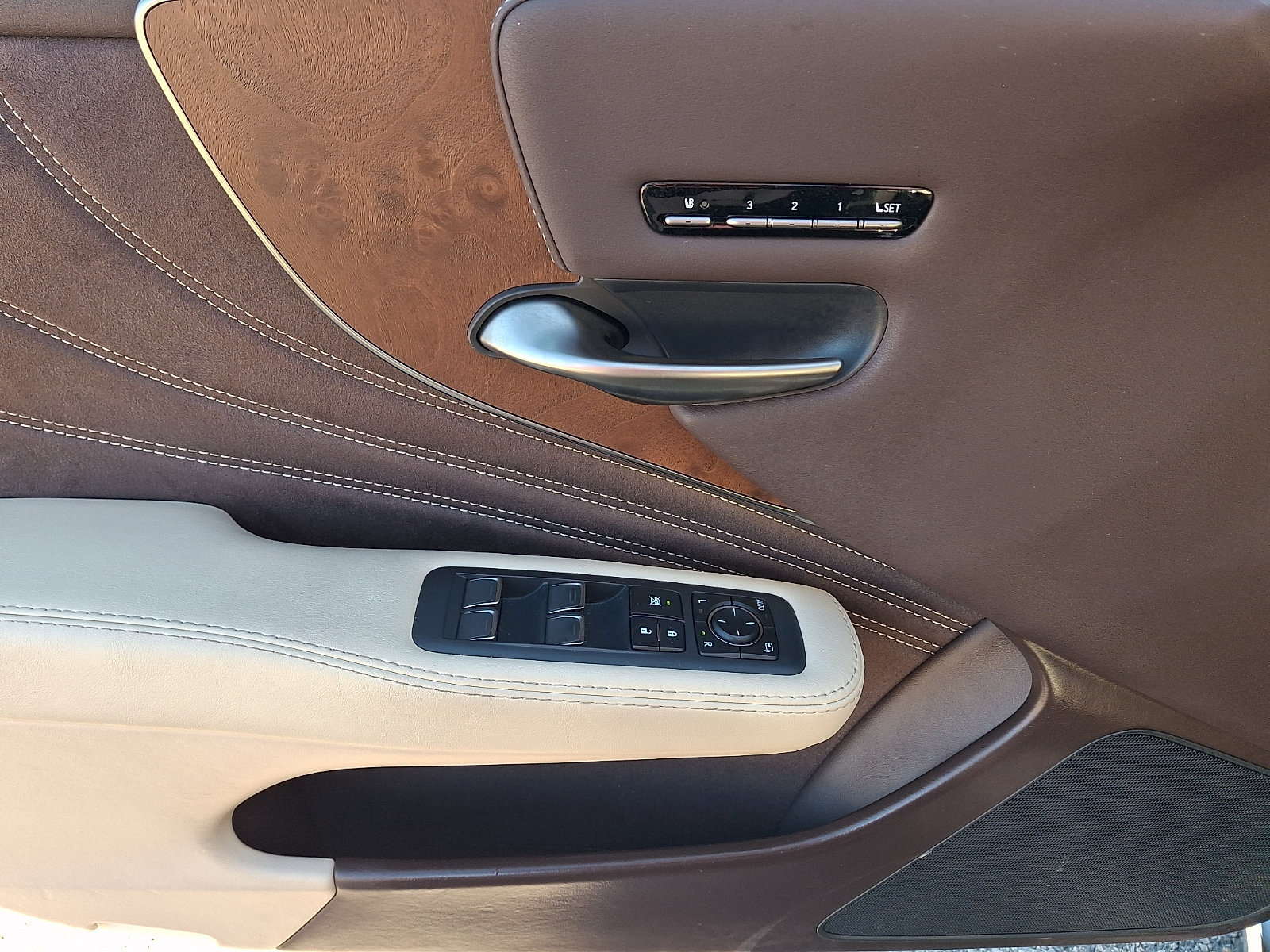 Used 2019 Lexus LS 500 AWD w/ Accessory Package (Z2) image 12
