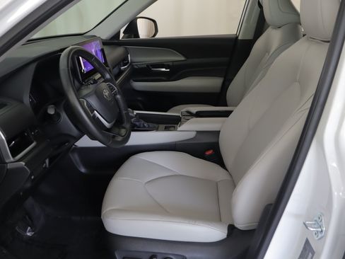 Used 2024 Toyota Grand Highlander AWD image 7