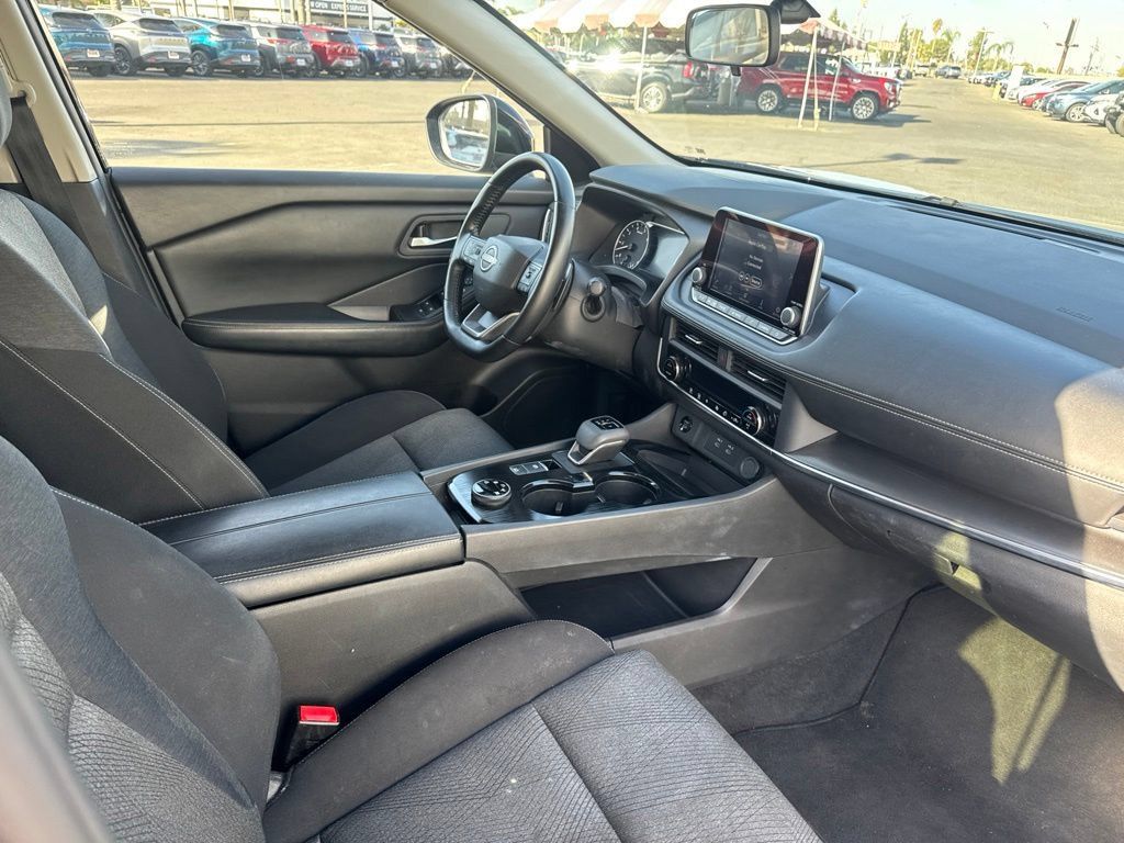Used 2025 Nissan Rogue SV AWD/4WD image 9