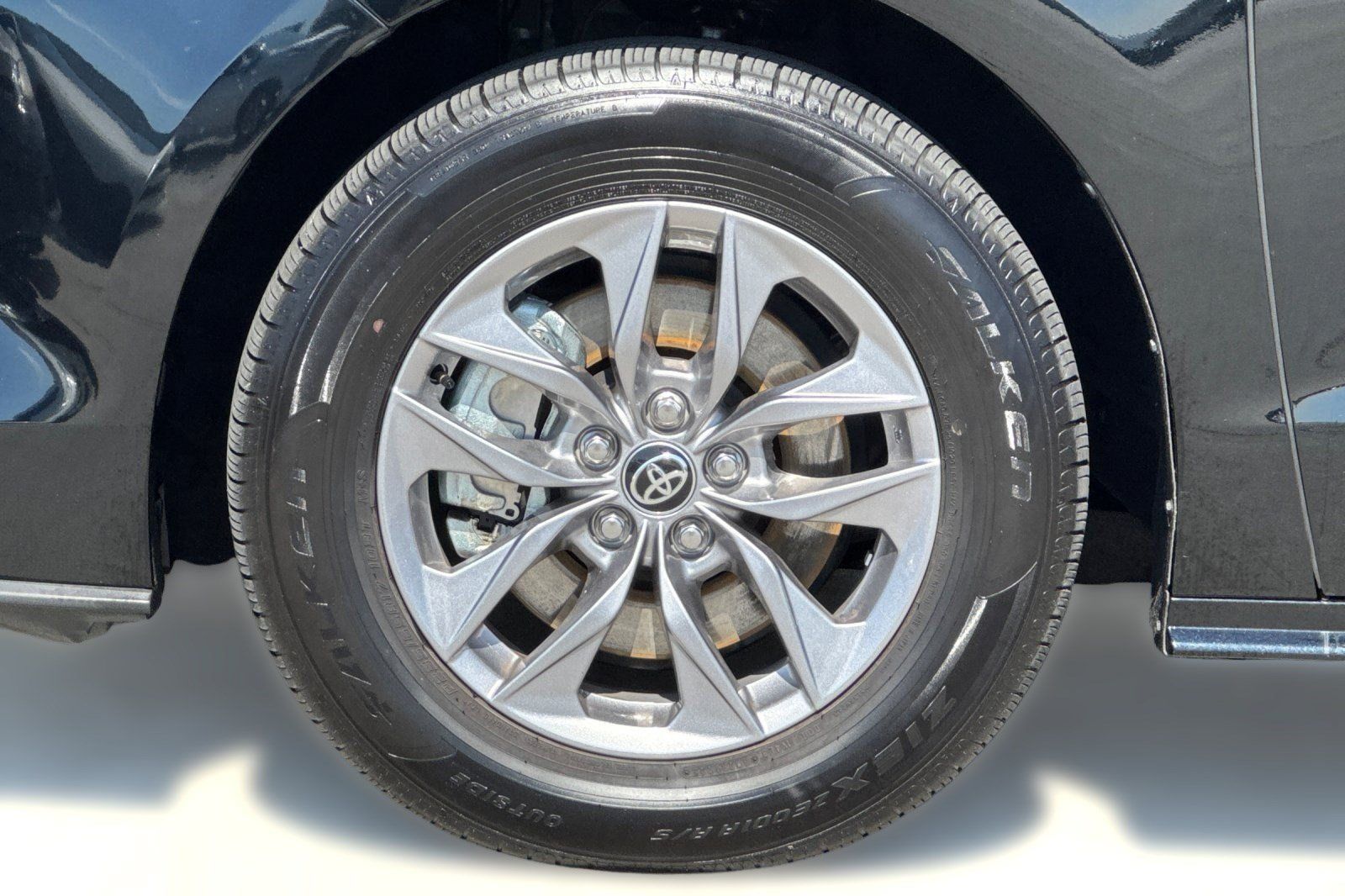 Used 2025 Toyota Sienna XLE FWD image 13
