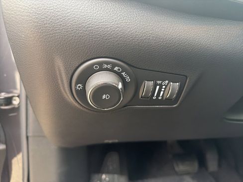 Certified 2024 Jeep Compass Limited w/ Sun and Sound Group image 8