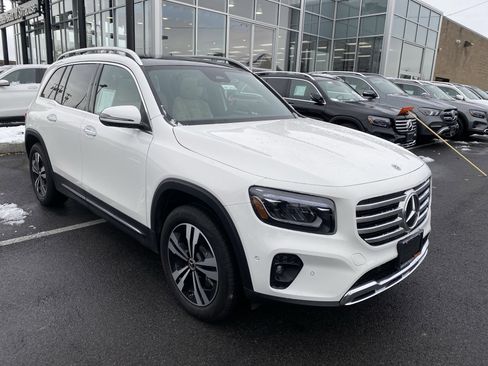 Used 2025 Mercedes-Benz GLB 250 4MATIC image 2