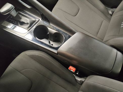 Used 2025 Hyundai Elantra SEL FWD image 26