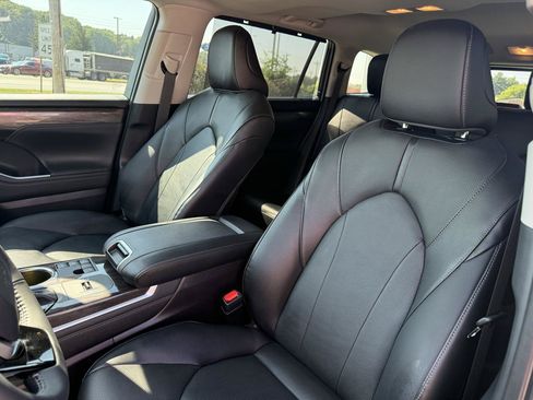 Used 2026 Toyota Highlander Limited AWD/4WD image 8
