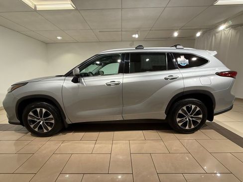 Certified 2022 Toyota Highlander XLE image 2