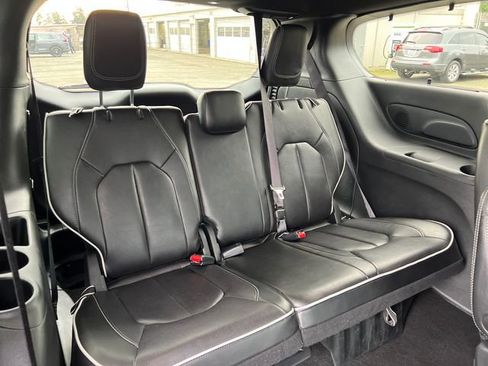 Used 2025 Chrysler Pacifica Limited FWD image 12