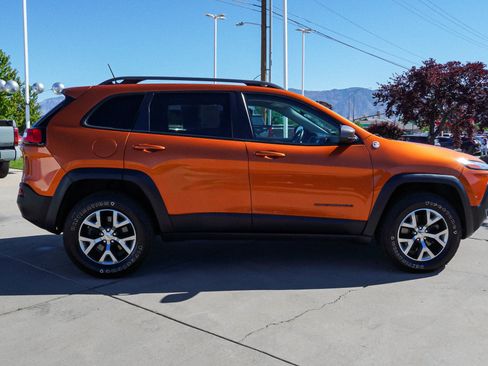 Used 2016 Jeep Cherokee Trailhawk w/ Leather Interior Group AWD/4WD image 9