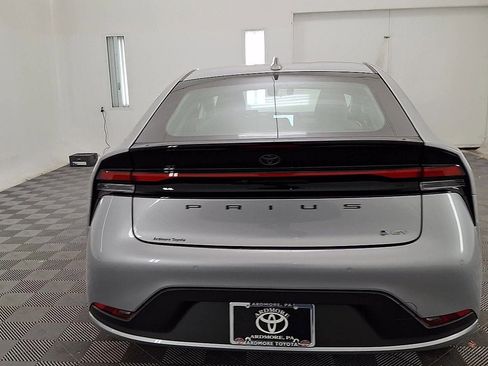 Used 2025 Toyota Prius LE image 3
