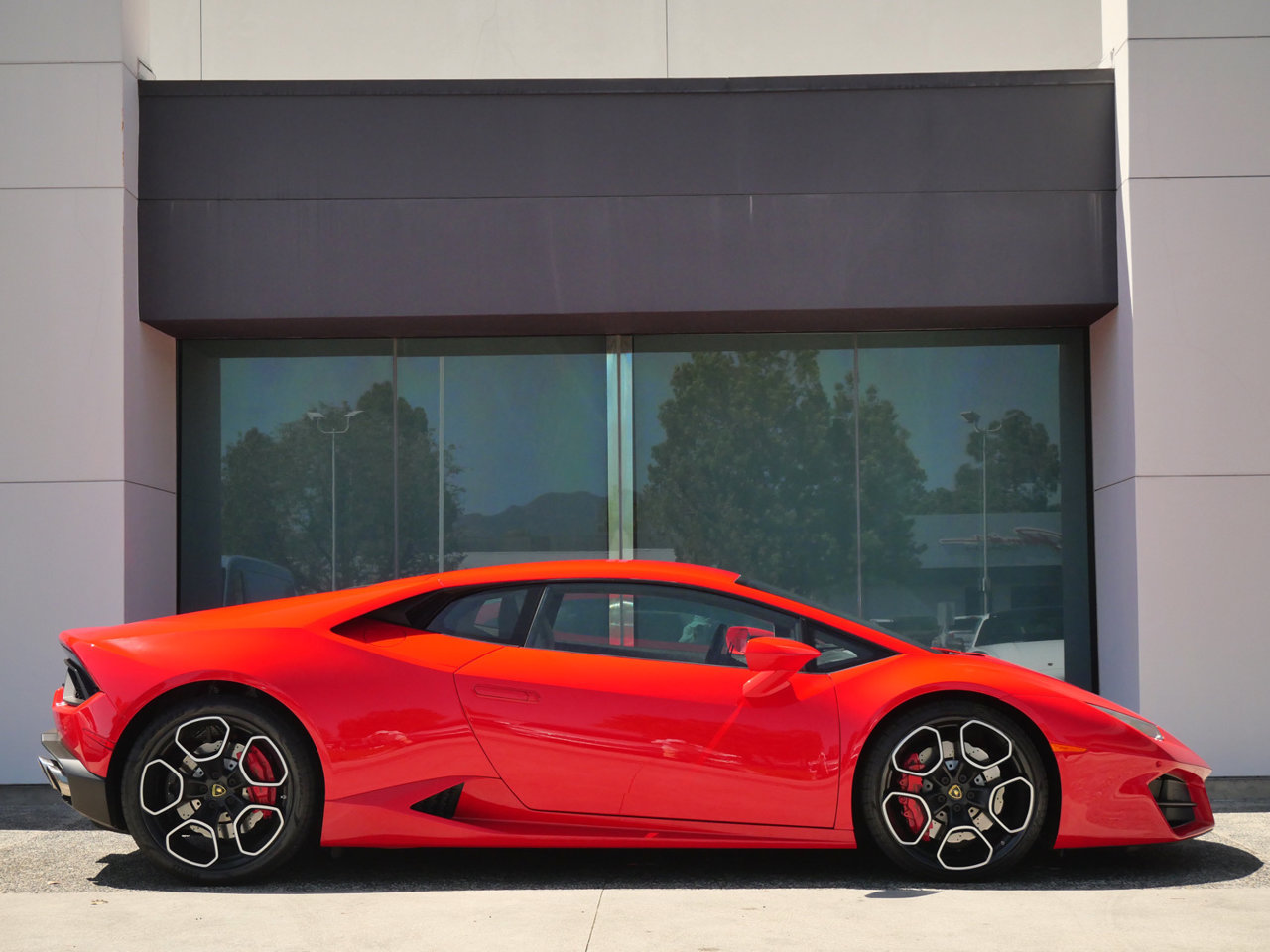 Used 2016 Lamborghini Huracan LP 580-2 RWD image 2