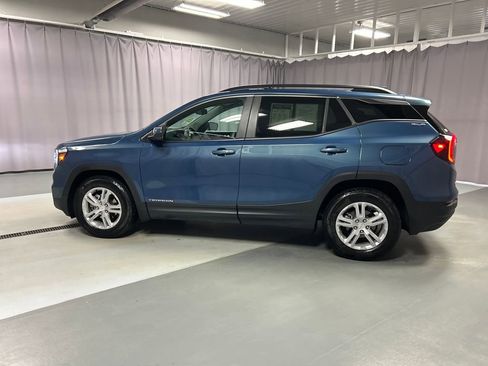 Used 2024 GMC Terrain SLE w/ Driver Convenience Package image 4