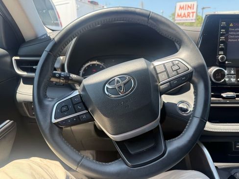 Used 2022 Toyota Highlander XLE AWD/4WD image 29