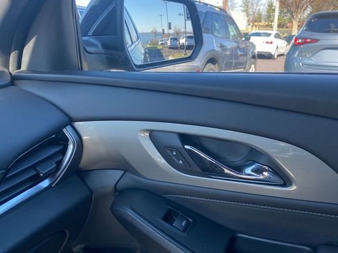 Used 2023 Chevrolet Traverse LT image 36