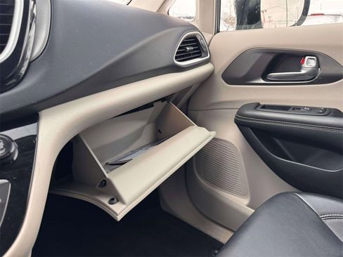 Used 2024 Chrysler Pacifica Touring-L image 26