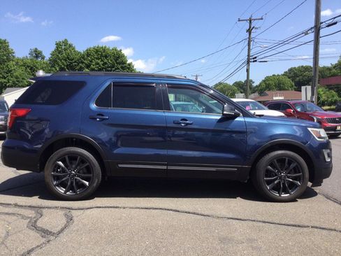Used 2017 Ford Explorer XLT w/ Equipment Group 202A AWD/4WD image 7