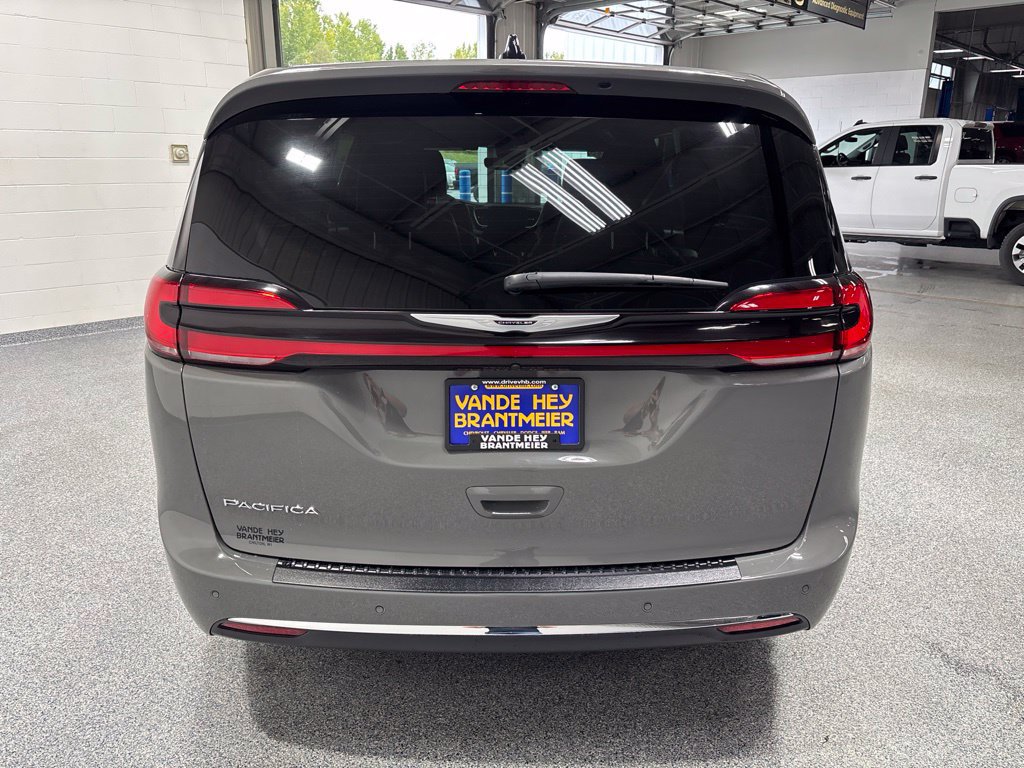 Used 2025 Chrysler Pacifica Select FWD image 6