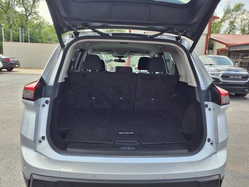Used 2025 Nissan Rogue SV FWD image 18