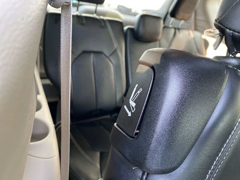 Used 2024 Chrysler Pacifica Touring-L FWD image 14