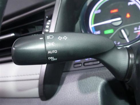 Used 2020 Toyota Camry SE w/ Sunroof Package image 34