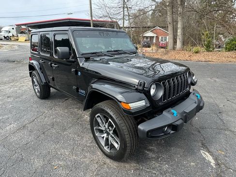 Used 2024 Jeep Wrangler Unlimited w/ Convenience Group AWD/4WD image 10