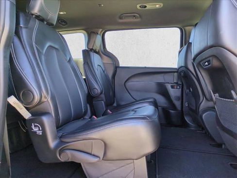 Used 2025 Chrysler Pacifica Select image 20