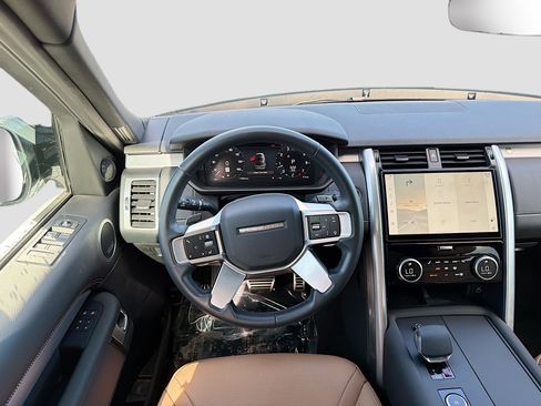 Used 2025 Land Rover Discovery Dynamic SE AWD/4WD image 18