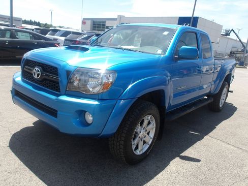 Used 2011 Toyota Tacoma 4x4 Access Cab V6 w/ TRD Sport Pkg image 3