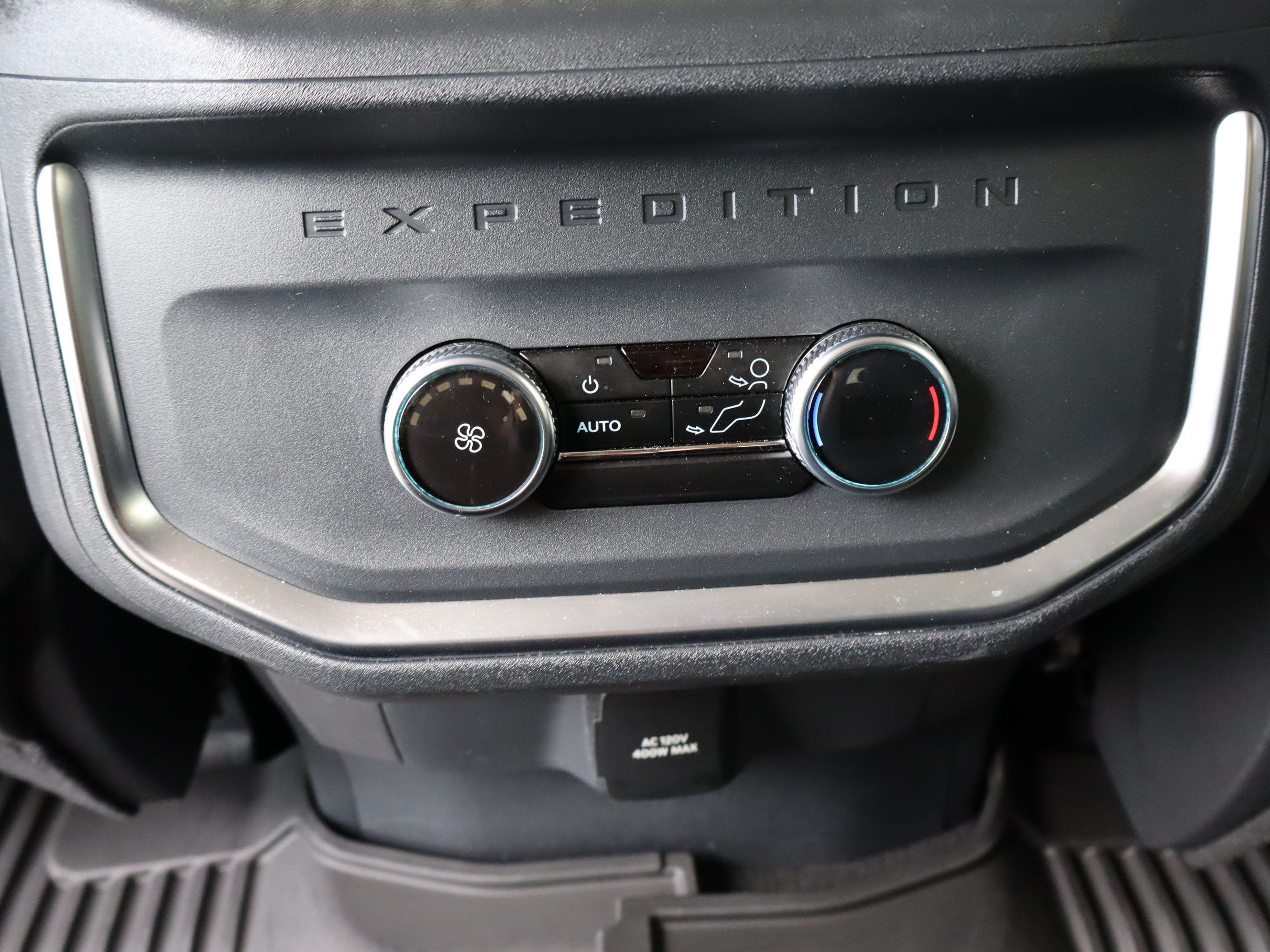 Used 2025 Ford Expedition Active RWD image 14