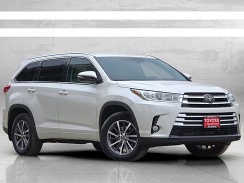 Used 2018 Toyota Highlander XLE AWD/4WD image 2