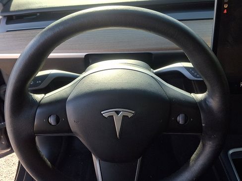 Used 2022 Tesla Model Y Long Range image 19