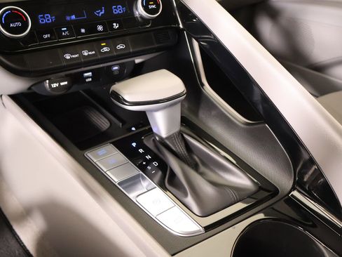 Certified 2025 Hyundai Elantra SEL FWD image 8