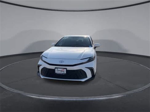 Used 2025 Toyota Camry SE image 3