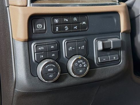 Used 2025 Chevrolet Suburban High Country image 12