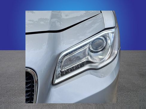 Used 2019 Chrysler 300 Touring w/ Driver Convenience Group AWD/4WD image 4