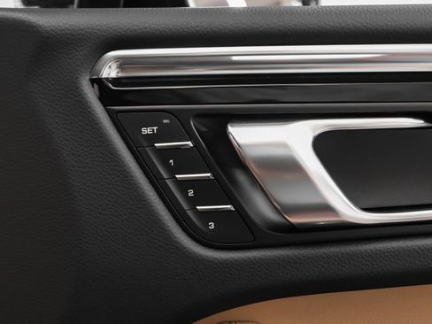 Certified 2026 Porsche Macan AWD/4WD image 18