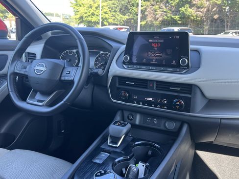 Used 2025 Nissan Rogue SV AWD/4WD image 3