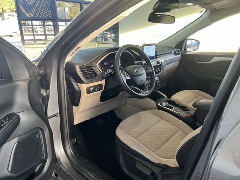 Used 2022 Ford Escape SE w/ SE Sport Appearance Package image 2