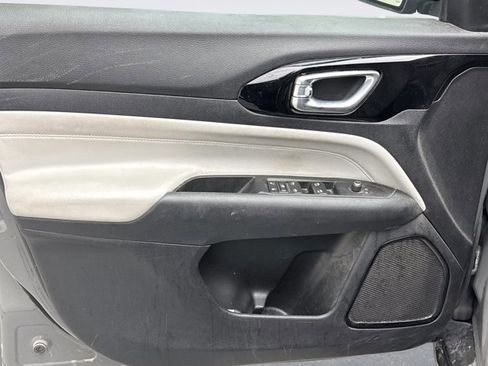 Used 2022 Jeep Compass Limited image 9