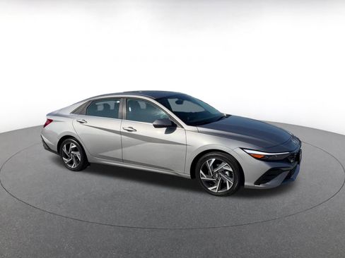 Used 2025 Hyundai Elantra Limited image 2