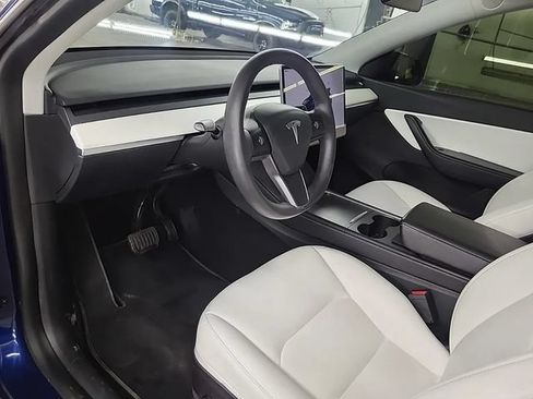 Used 2022 Tesla Model Y Long Range AWD/4WD image 3