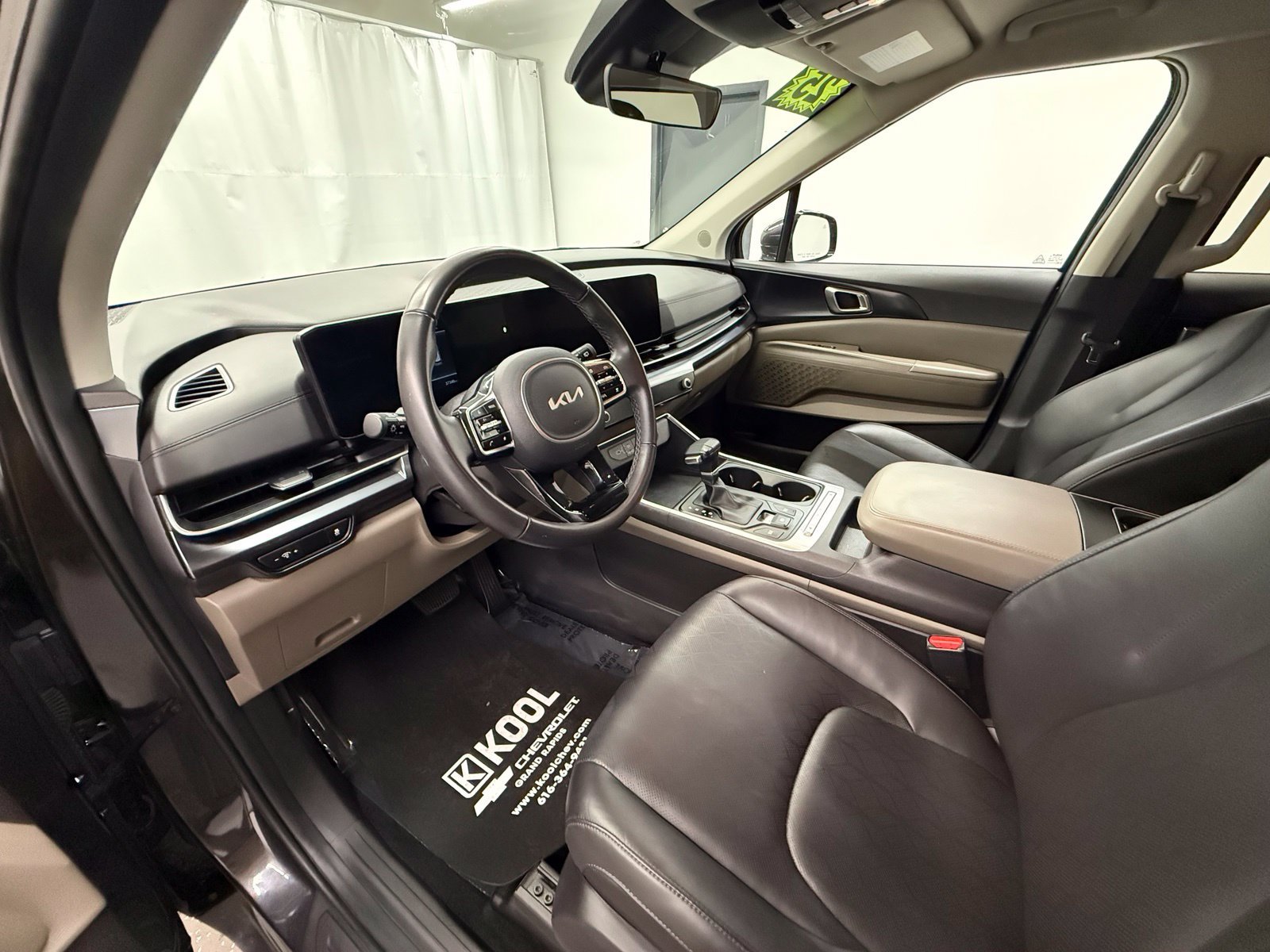 Used 2025 Kia Carnival FWD image 11