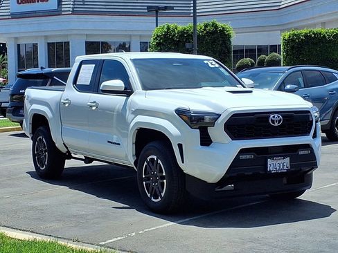 Used 2025 Toyota Tacoma TRD Sport RWD image 3