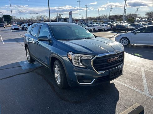 Used 2024 GMC Terrain SLE image 1