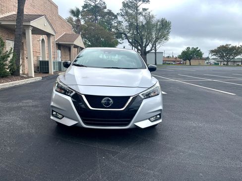 Used 2020 Nissan Versa SR image 3