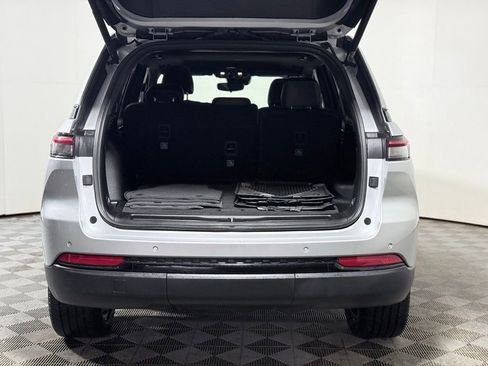 Used 2023 Jeep Grand Cherokee Altitude AWD/4WD image 5